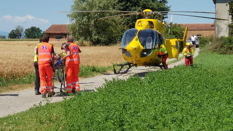 Si ribalta con l'auto, ferite gravi per una 38enne