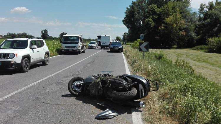 Fuori strada con lo scooter, ferito un 29enne