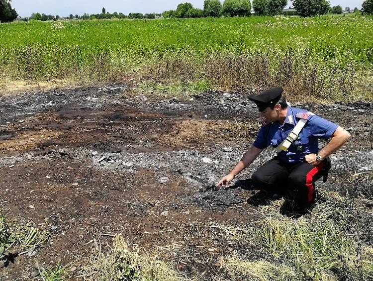 Abbandono di rifiuri e incendio, denunciata 50enne