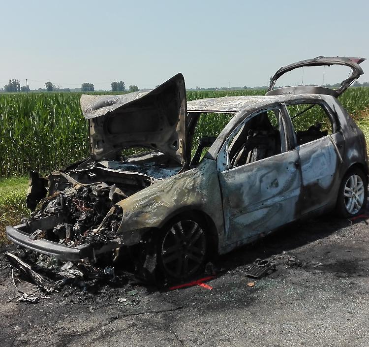 Incidente, auto prende fuoco: paura per un 19enne