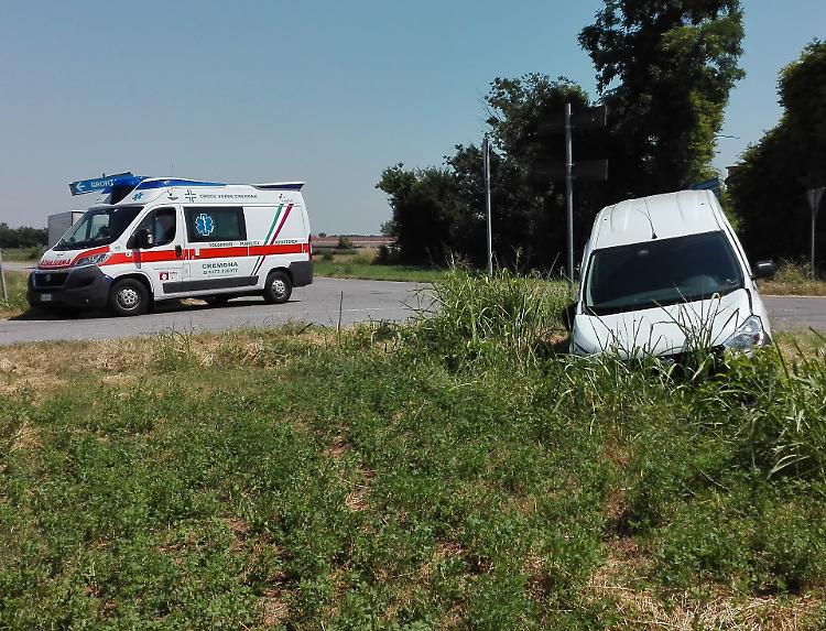 Scontro sulla provinciale, 18enne ferita
