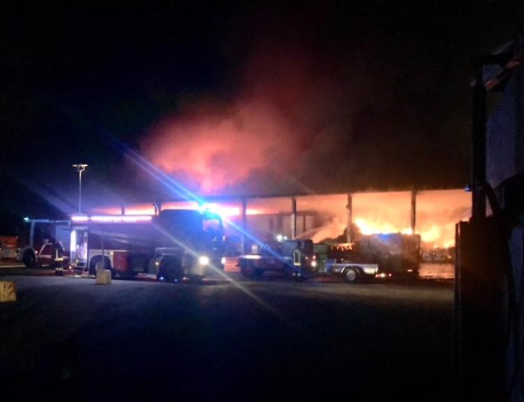 Trs Ecologia, incendio e paura a Caorso: nessun ferito, capannoni distrutti