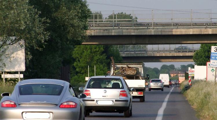 Sfida tra auto in tangenziale, nei guai due 20enni