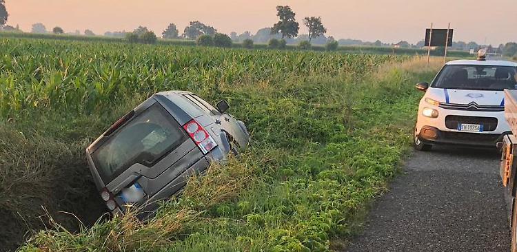 Fuori strada nella notte, feriti due uomini di Annicco
