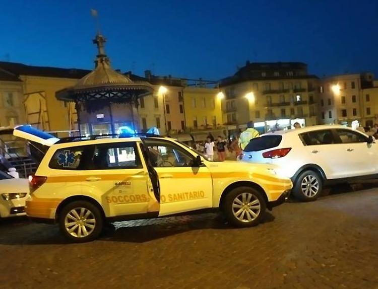 Colpita da una pallonata in piazza Garibaldi, donna si sente male