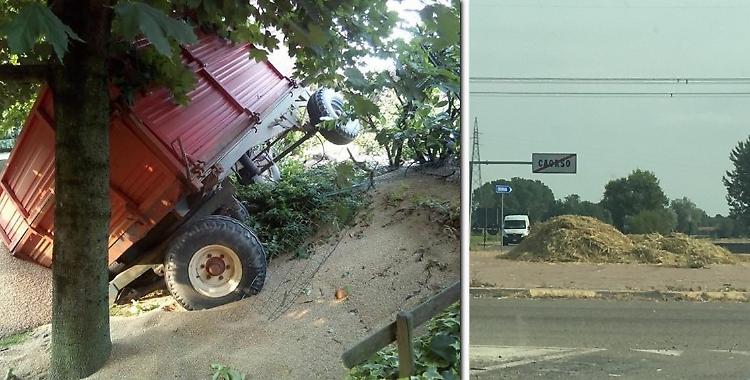 Un rimorchio in giardino e fieno sulla strada