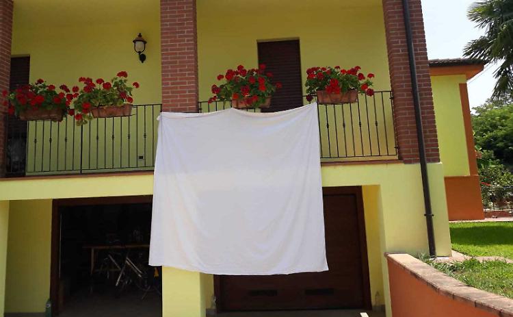 Impianto contestato, lenzuola a finestre e balconi