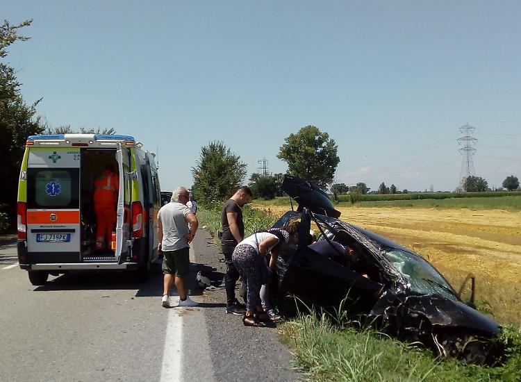 Invasione di corsia, tre auto fuoristrada e quattro feriti