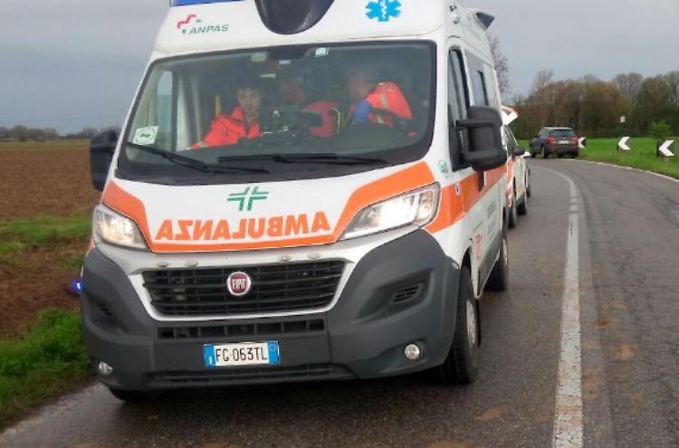 Esce di strada e finisce contro un palo, 49enne in ospedale