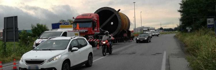 Carico eccezionale bloccato, lunghe code verso Milano