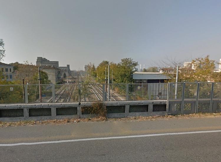 Dopo il ritiro della patente si getta dal cavalcavia ferroviario