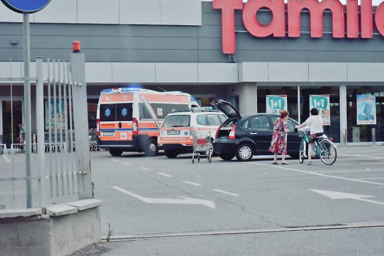 Malore all'interno del supermercato, 27enne finisce in ospedale