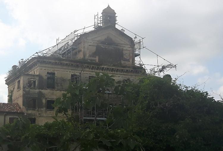 Villa Obizza a rischio crollo. Sgomberate tutte le case dei vicini