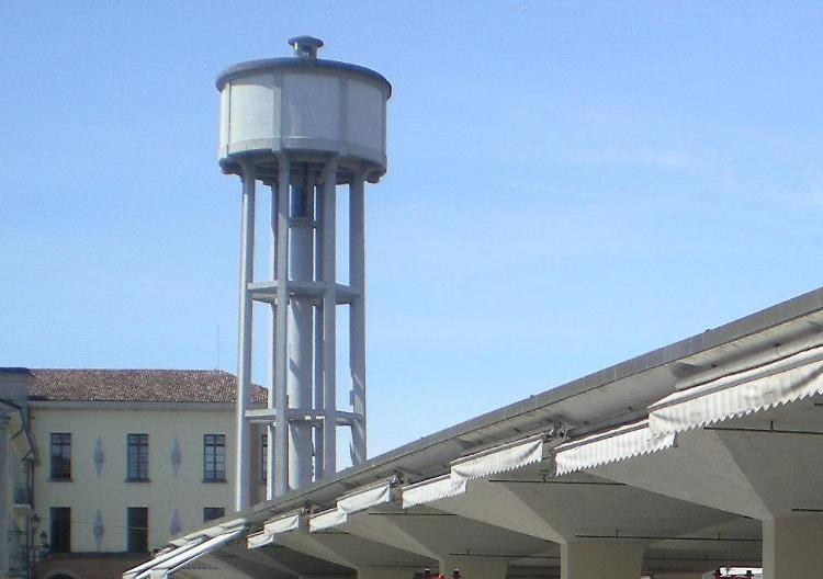 Torre dell'acquedotto transennata, 'piovono' calcinacci