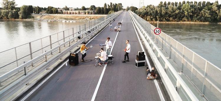 Il ponte desolato diventa il set di un videoclip