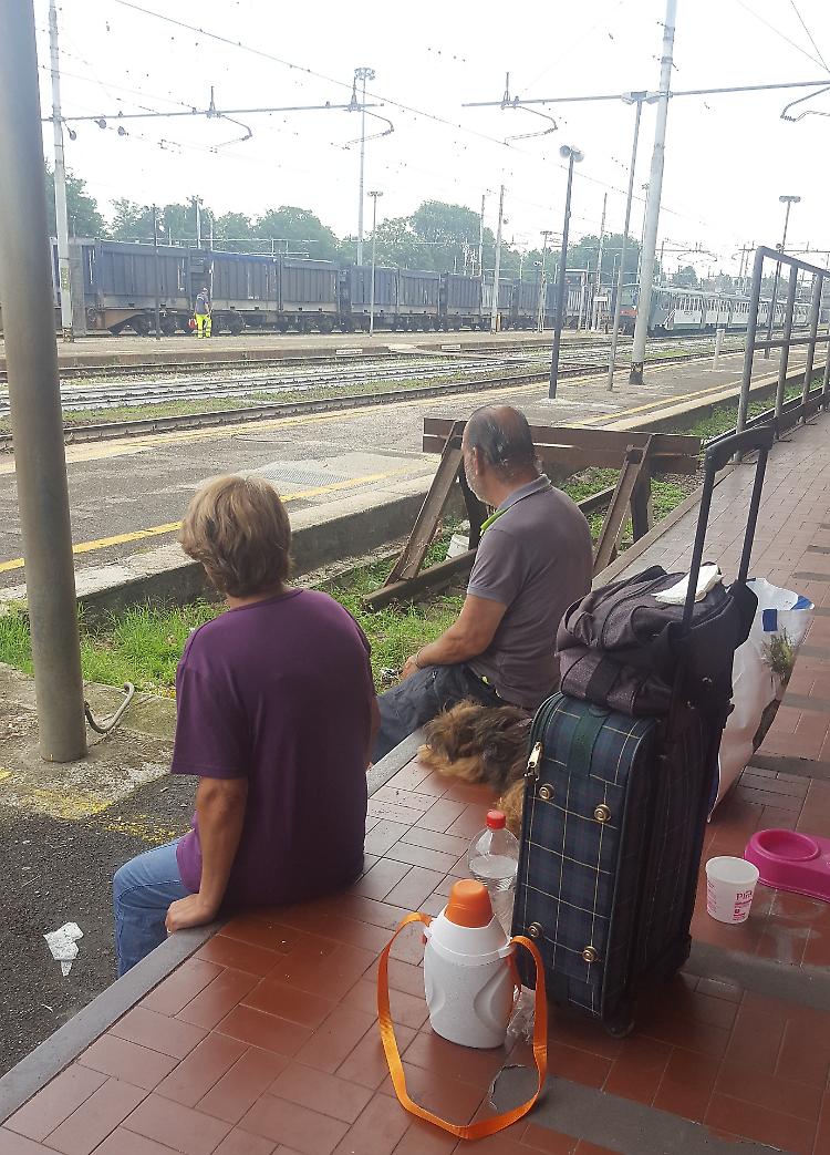 Tanti aiuti da privati e Comune, ma vivono in stazione