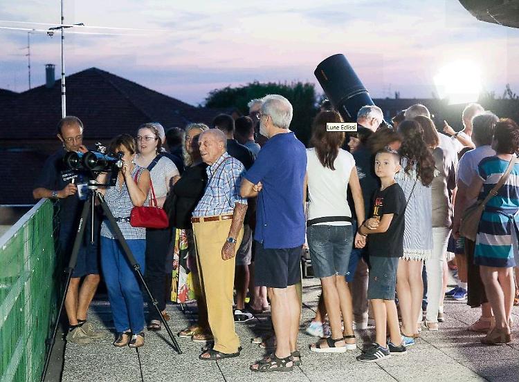 La luna e Marte vestiti di rosso