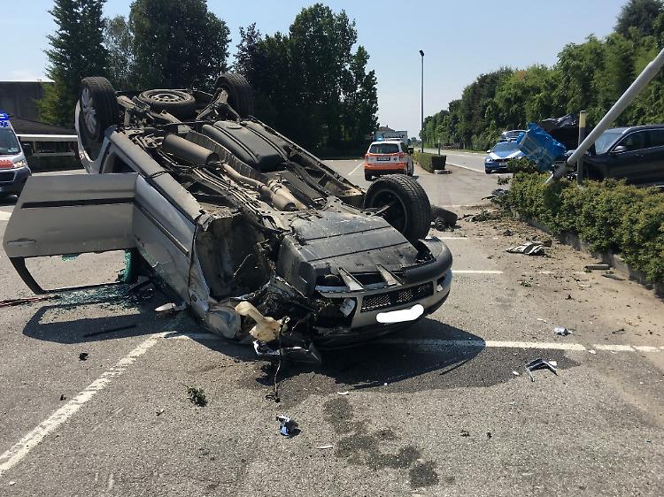 Urto violento tra auto, paura ma ferite lievi
