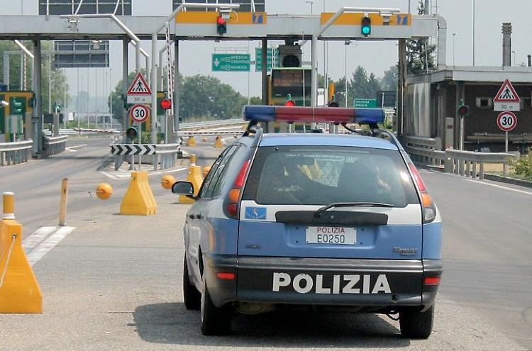 Schianto e caos dentro e fuori l'autostrada