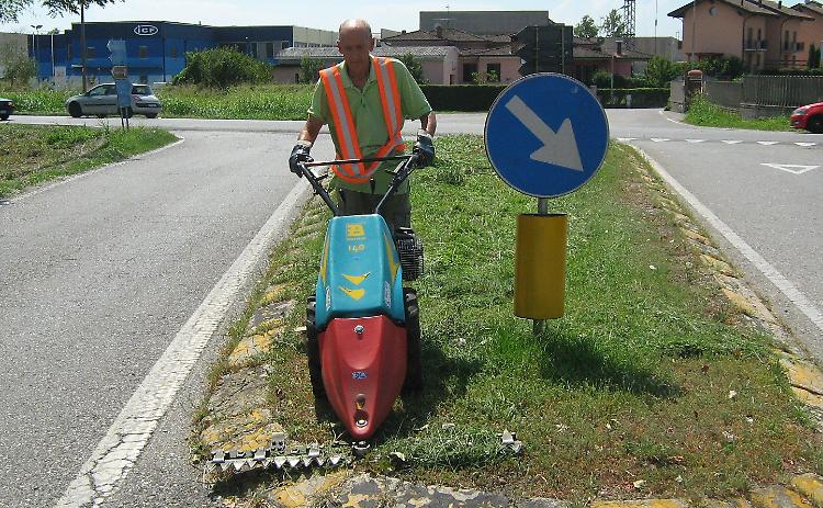 Erba alta, pericolo. Il sindaco diventa cantoniere