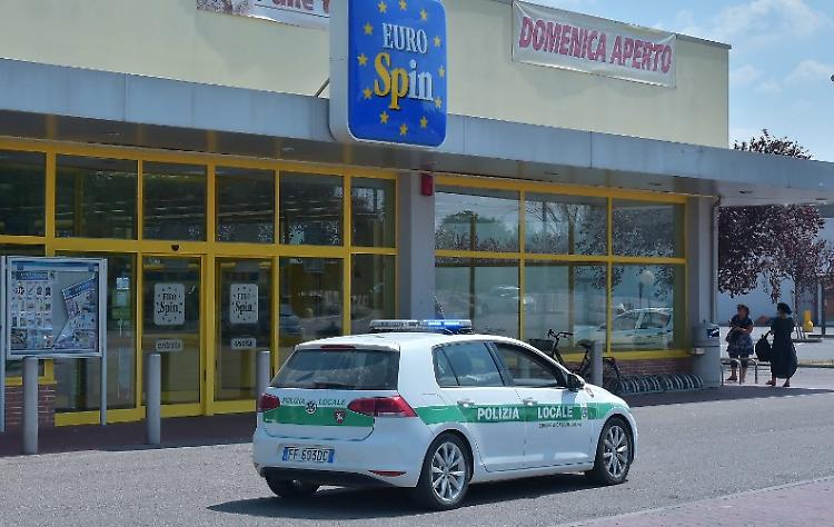 Dà in escandescenze all’interno dell'Eurospin, attimi di tensione
