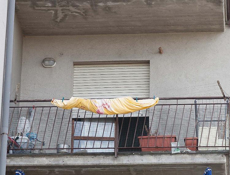 Tracce d&rsquo;orrore. Sul balcone del delitto resta il lenzuolo insanguinato
