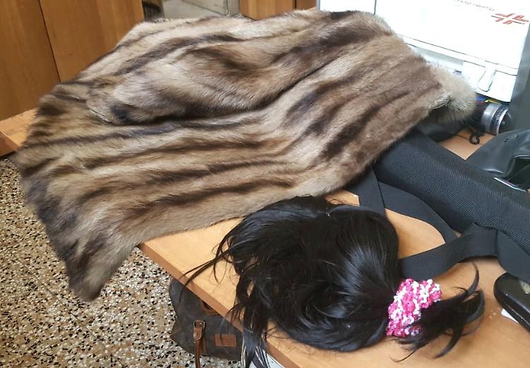Dopo la pelliccia ‘smarrita’ anche una parrucca da donna