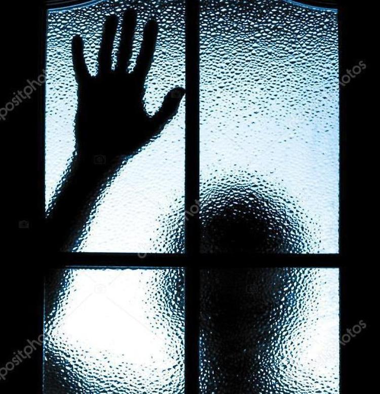 Segregata in casa. Lei e lui scampati al naufragio