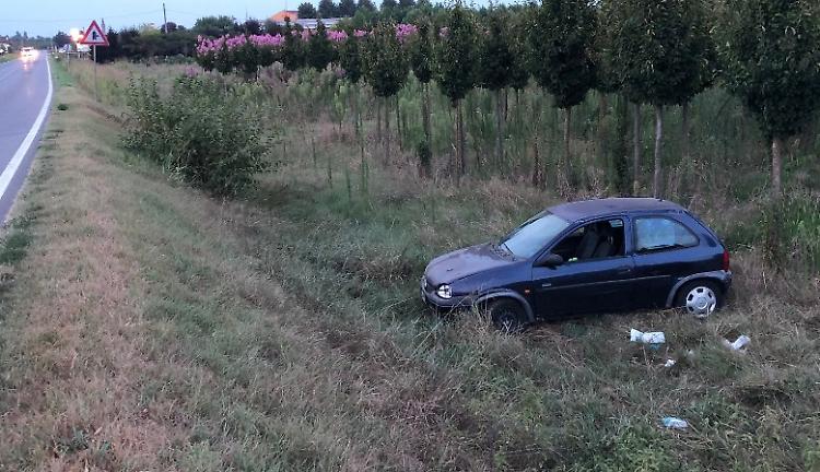 Vola con l'auto fuori strada, ferito 54enne