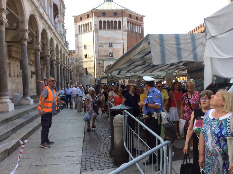  Caduta di calcinacci dal duomo, passante colpita di striscio