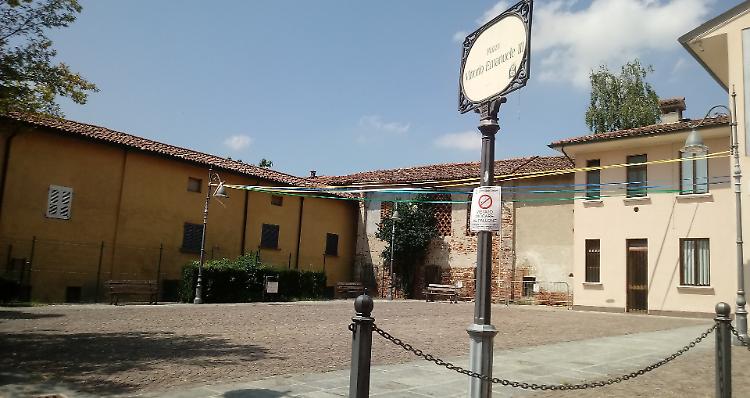 'La piazza non è uno stadio', sindaco vieta di giocare a calcio