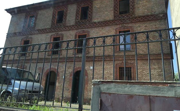 Nell’ex casa dei profughi intrusioni, rifiuti e vestiti abbandonati