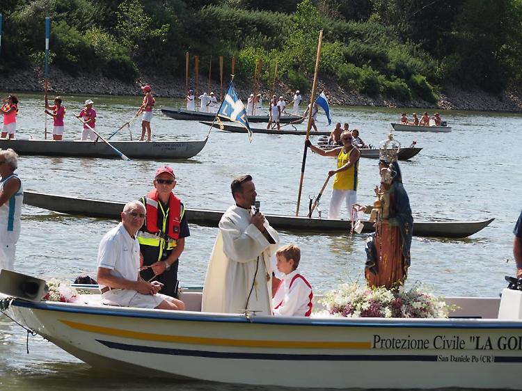 Folla per la Madonna sul fiume