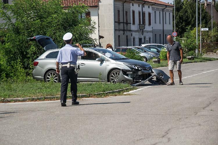 Migliaro, auto contro moto: ferito un 16enne