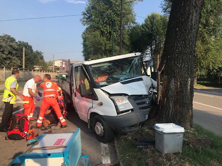 Perde il controllo del furgone e si schianta contro un albero, 34enne ferito