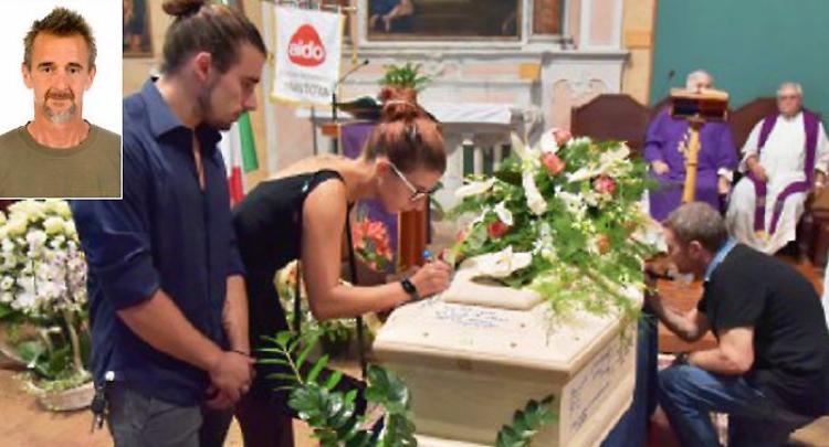 Il saluto punk all'amico ucciso sul lavoro