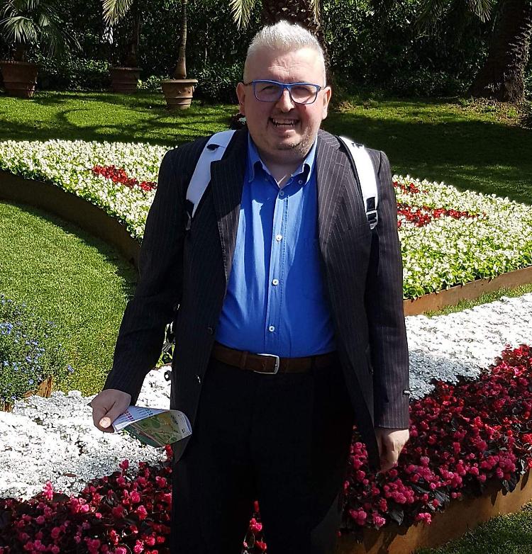 Raccoglie fondi online per finanziare borse di studio