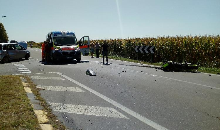 Scontro auto-moto, due feriti gravissimi
