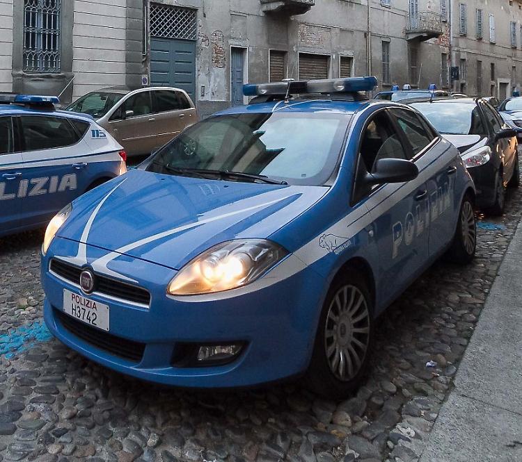 Crede siano ladri ed esce con il martello, ma sono i clienti delle ‘lucciole’