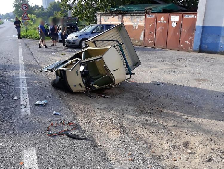 Scontro tra auto e Apecar, 17enne finisce in ospedale