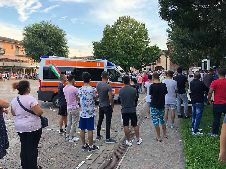 Donna entra al museo e accoltella i visitatori