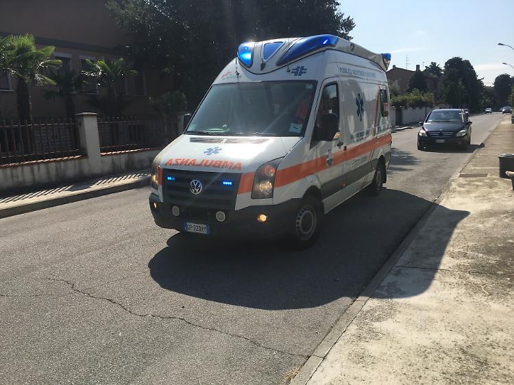 Scontro tra auto e bici: ferite serie per un 35enne