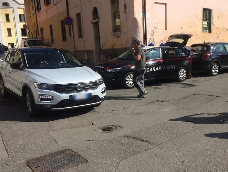 Investe con l'auto il presunto stupratore della moglie