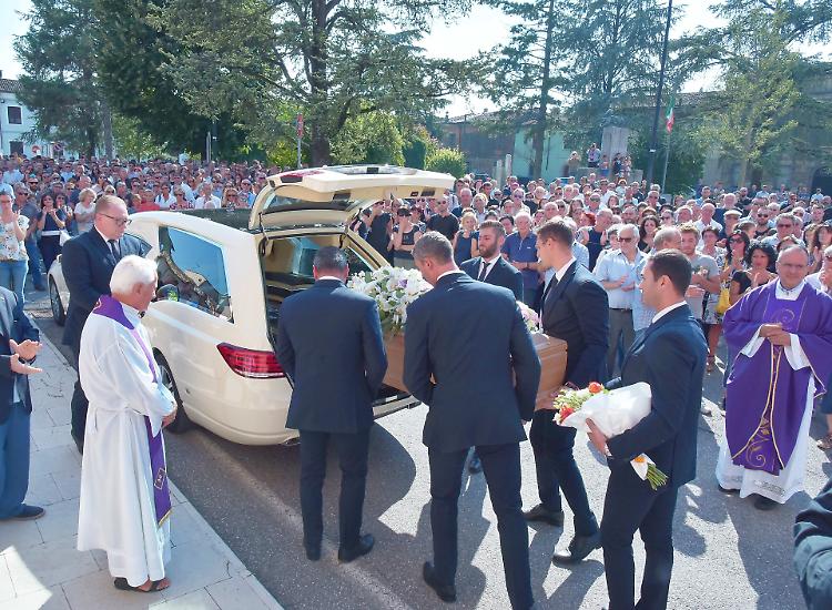 Omicidio Canneto, in centinaia per salutare Paola Beretta