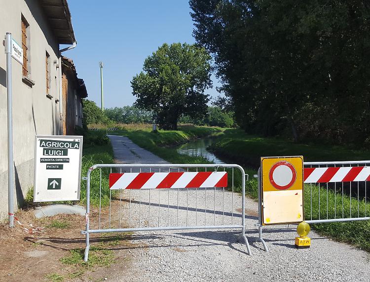 Strada vietata, famiglia ‘prigioniera’ in casa