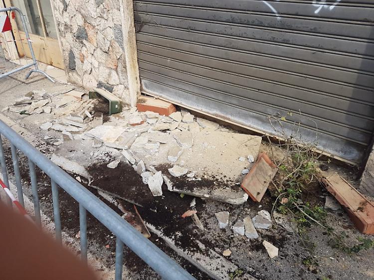 Autoarticolato sbaglia manovra e abbatte un balcone