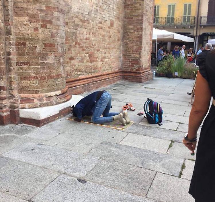 Musulmano in preghiera sul sagrato del duomo, polemiche