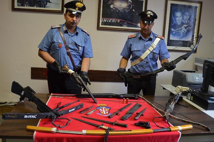 In casa fucile a canne mozze e armi bianche, arrestato 44enne