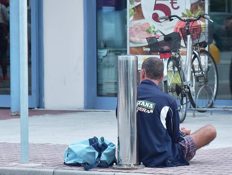 Senza lavoro e casa, costretto a chedere l'elemosina 