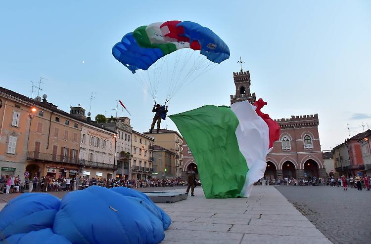 Per Rossano scende dal cielo un maxi tricolore